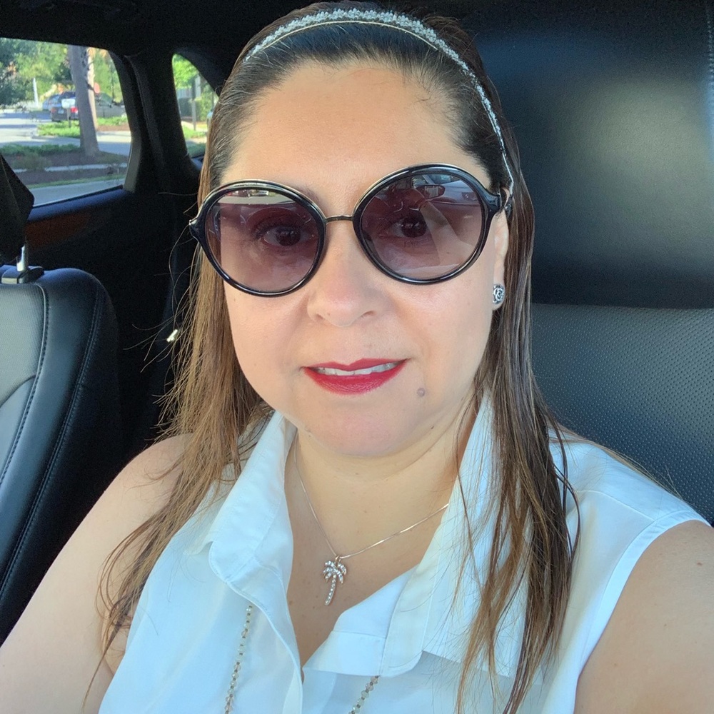 Meet your Posher, Mireya